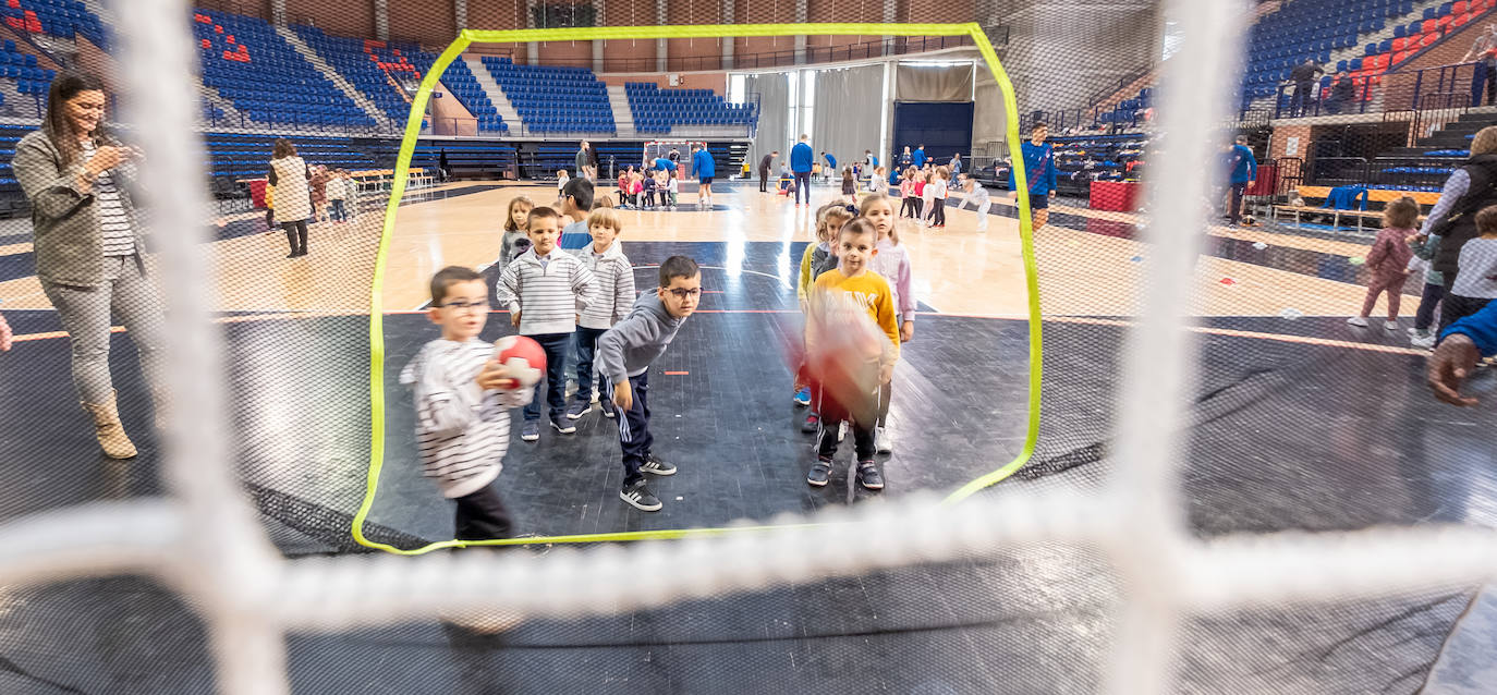 Fotos: Una jornada de balonmano para los más peques