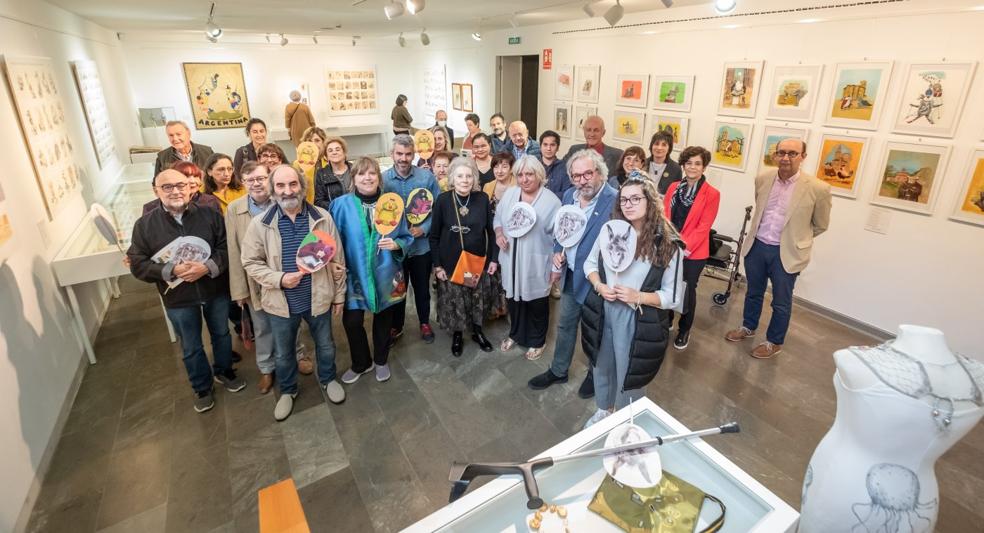 Judith Sáenz de Tejada con autoridades, familiares y amigos, ayer en la inauguración de la exposición en el Museo de La Rioja. 