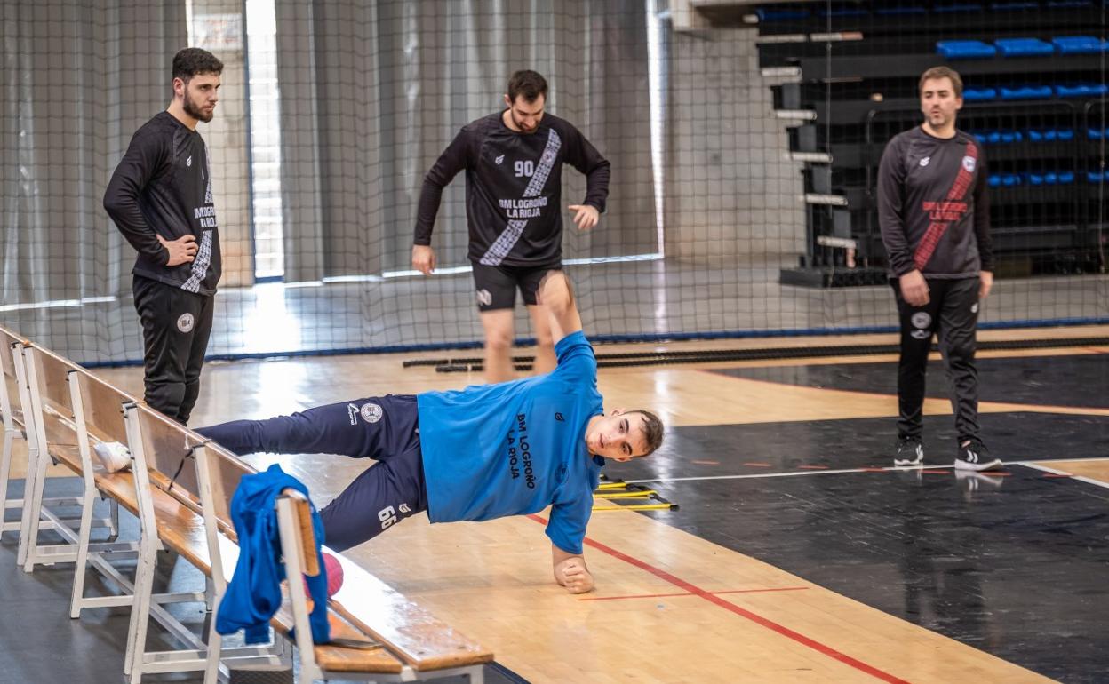 Edu Cadarso y Javi Romeo trabajan al margen de sus compañeros a las órdenes de Xenxo Díaz mientras Jorge Pérez se toma un descanso. 