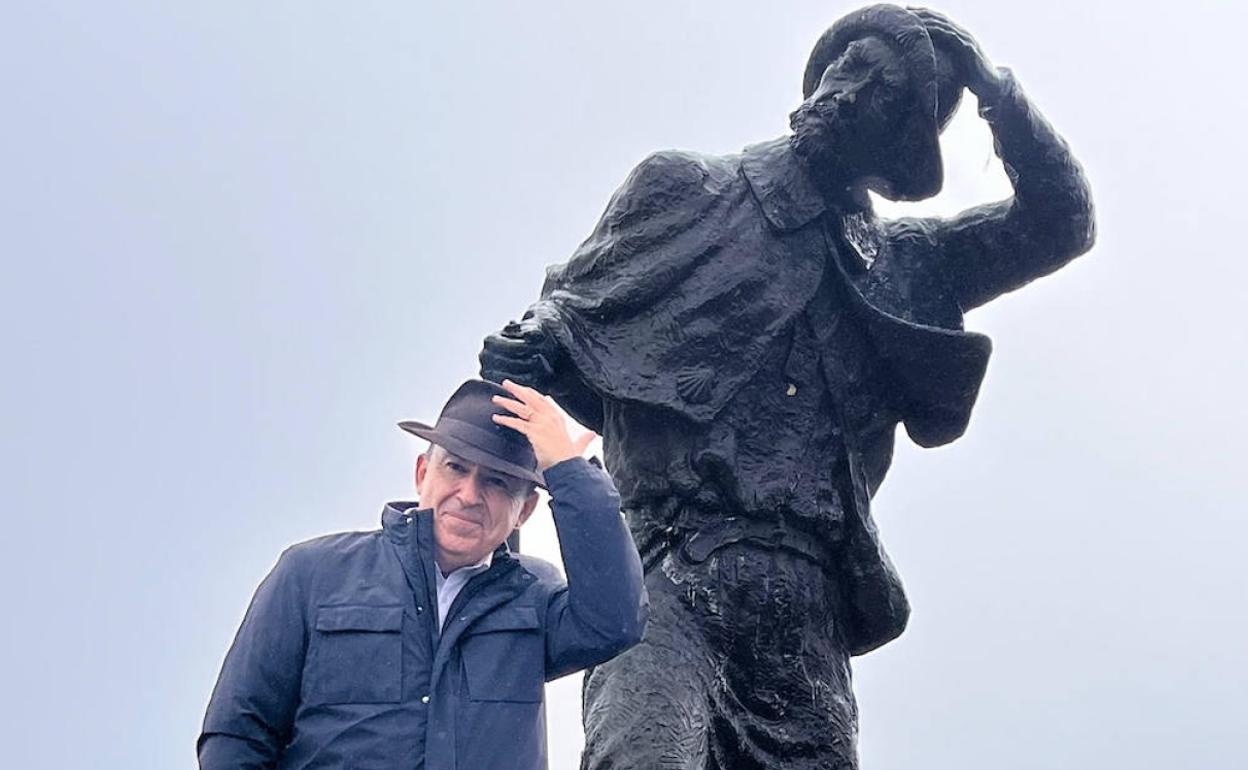 Lorenzo Silva en el Monumento al peregrino cerca de O Cebreiro.