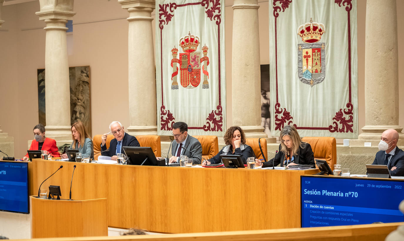 Mesa del Parlamento en el pleno de este jueves. 