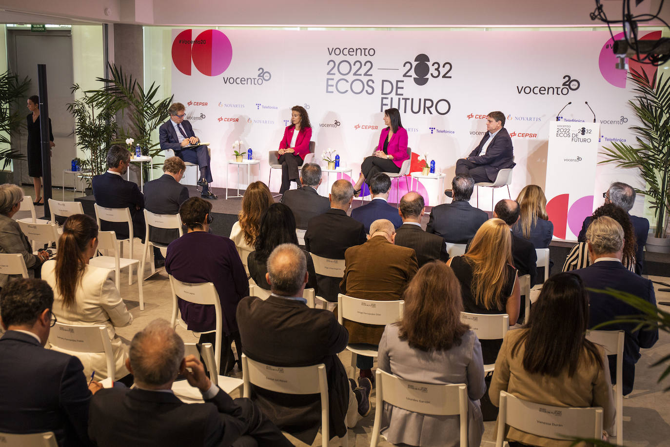 Momento del coloquio sobre el futuro de la economía, moderado por Manuel Álvarez, de El Correo, en el que participaron Carmen de Pablo, de Cepsa; Elena Gil, de Telefónica Tech; y Javier Malpesa, de Novartis. 