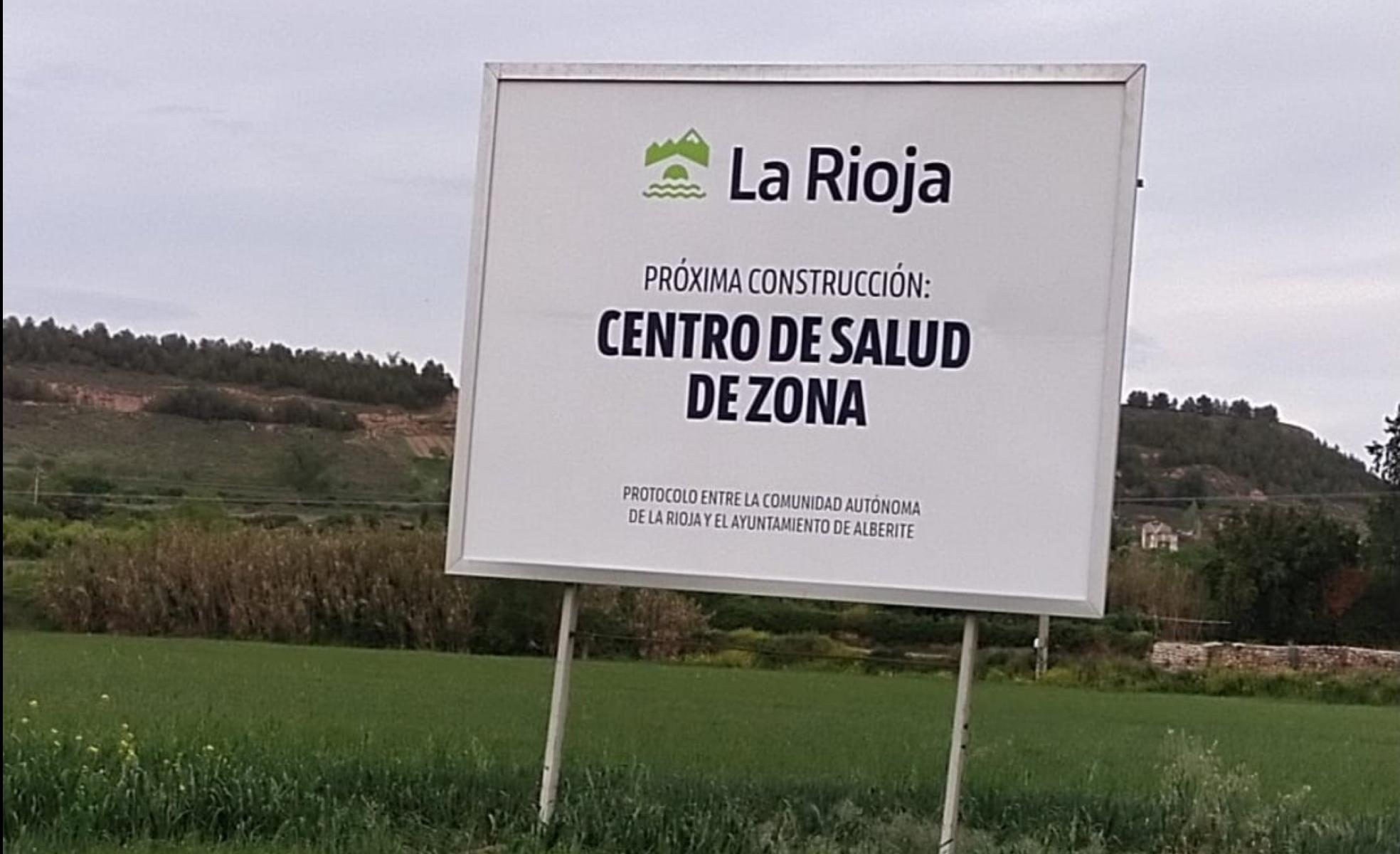 Cartel que se puede ver en el terreno donde se proyectó el centro. 