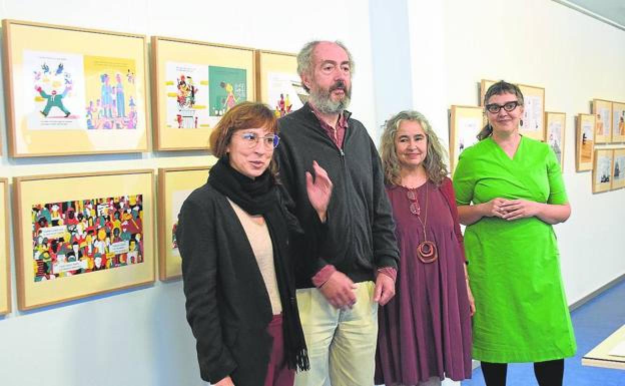 Carmen Urquía, los editores Vicente Ferrer y Begoña Lobo, y Esther Felipe. 