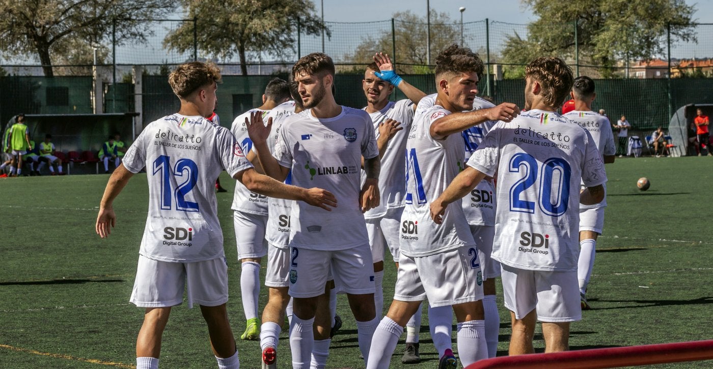 Los jugadores del Balsamaiso celebran un gol. 