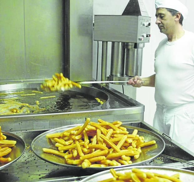 Churros recién fritos en una churrería madrileña 