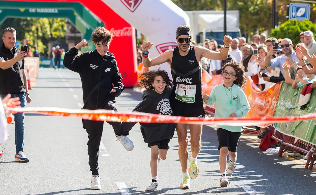 Miguel Ferrer cruza la meta junto a sus hijos. 