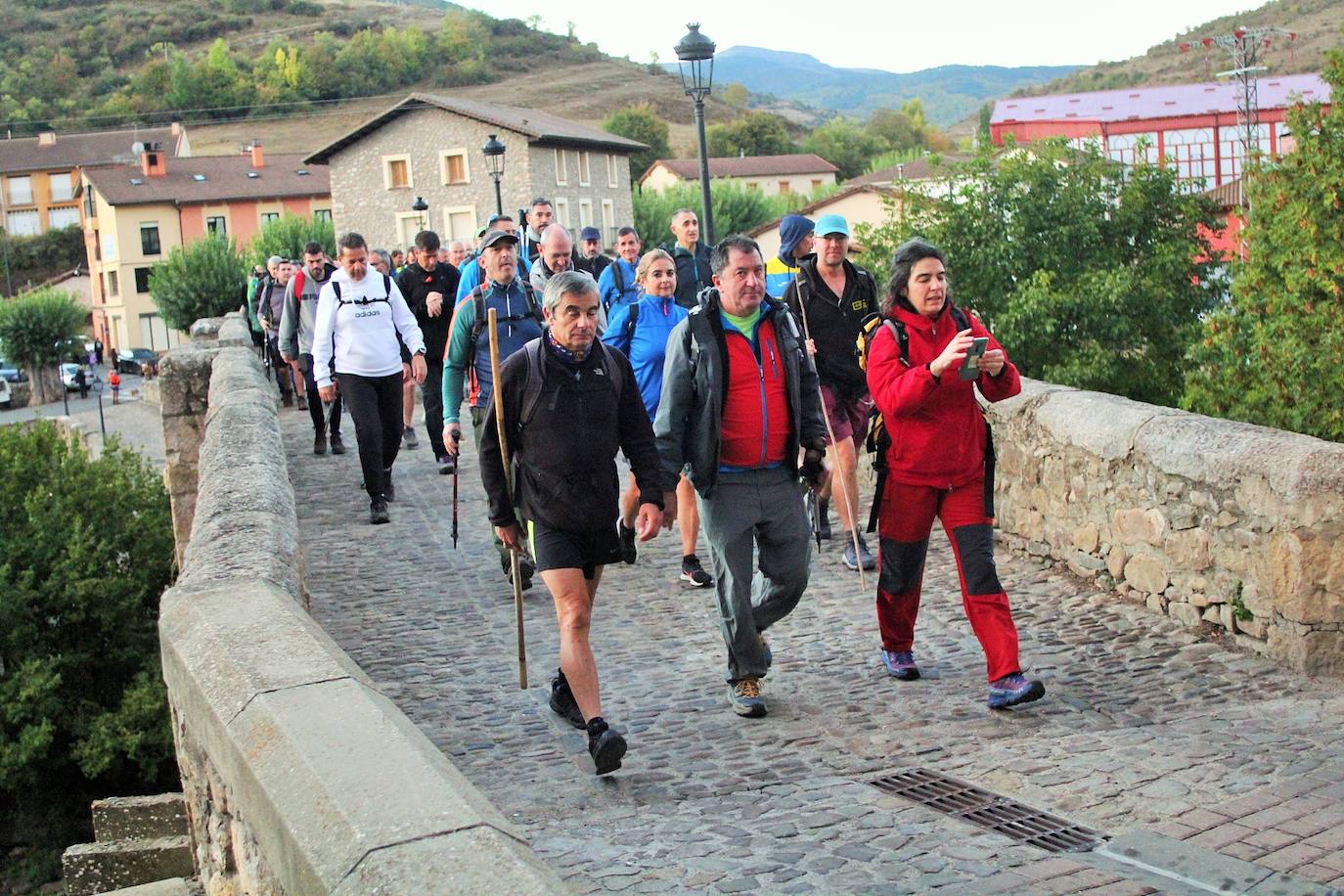 Fotos: Más de 300 senderistas recorren la Sierra de Cebollera