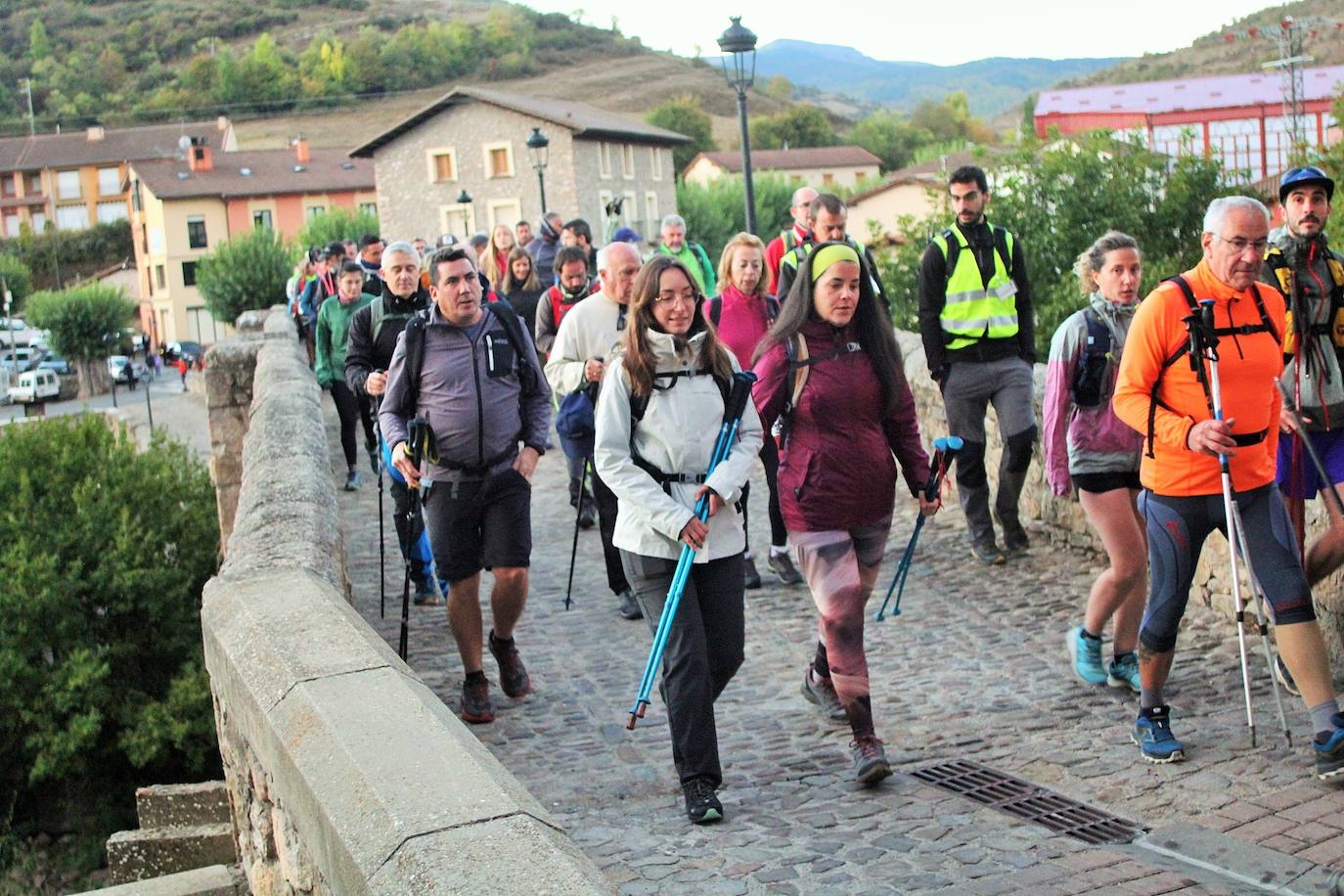 Fotos: Más de 300 senderistas recorren la Sierra de Cebollera