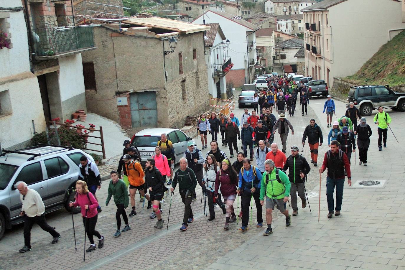 Fotos: Más de 300 senderistas recorren la Sierra de Cebollera