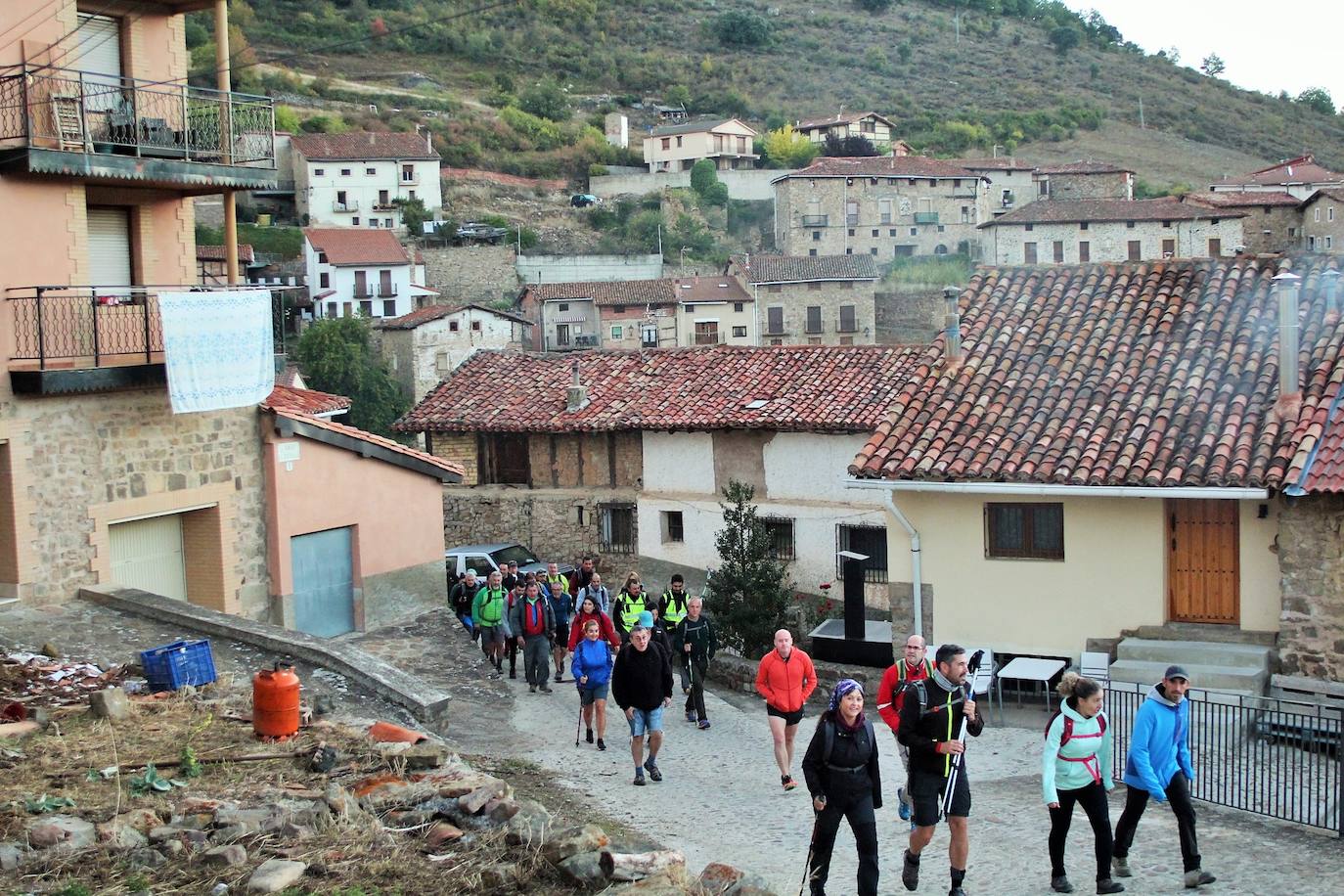 Fotos: Más de 300 senderistas recorren la Sierra de Cebollera