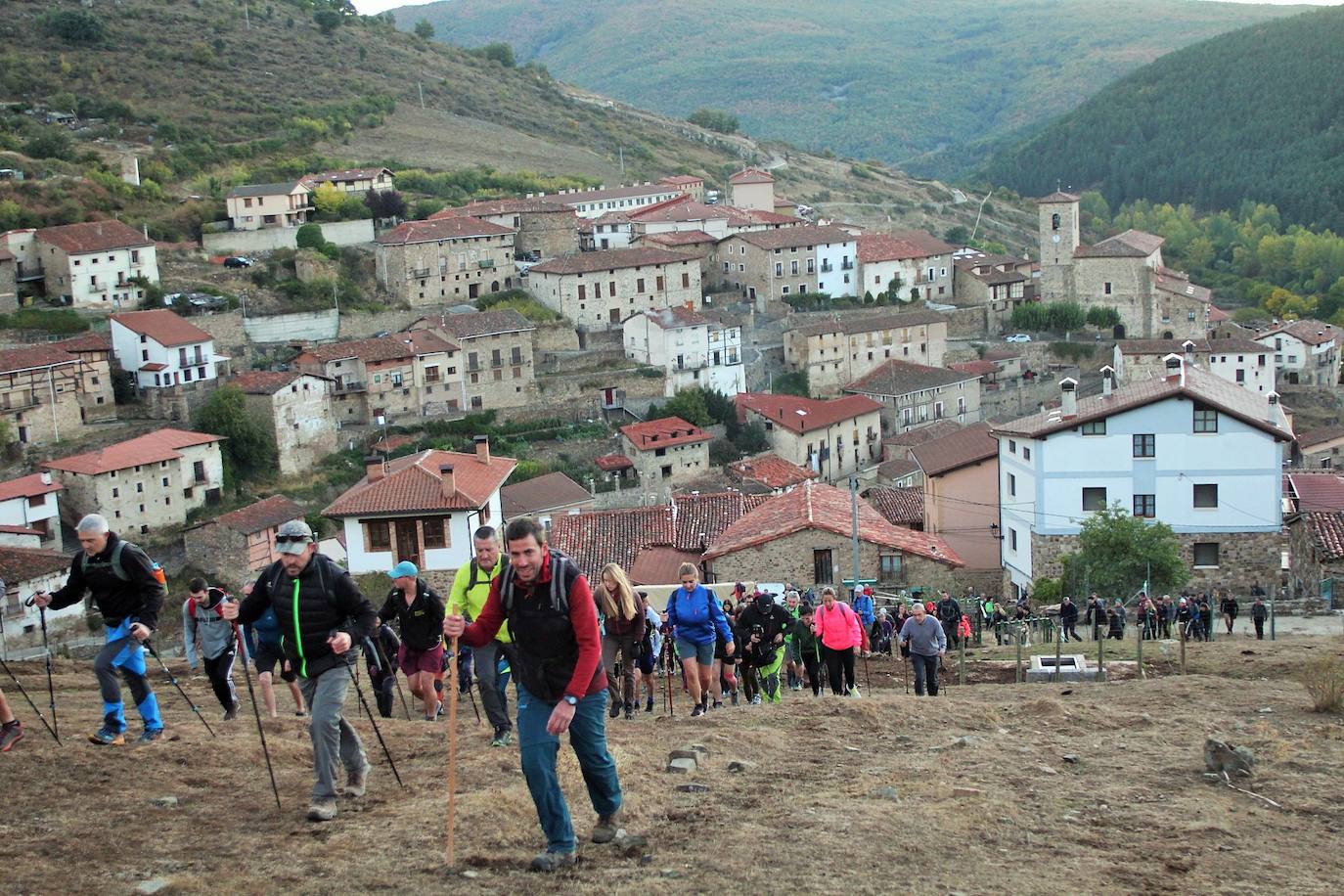 Fotos: Más de 300 senderistas recorren la Sierra de Cebollera