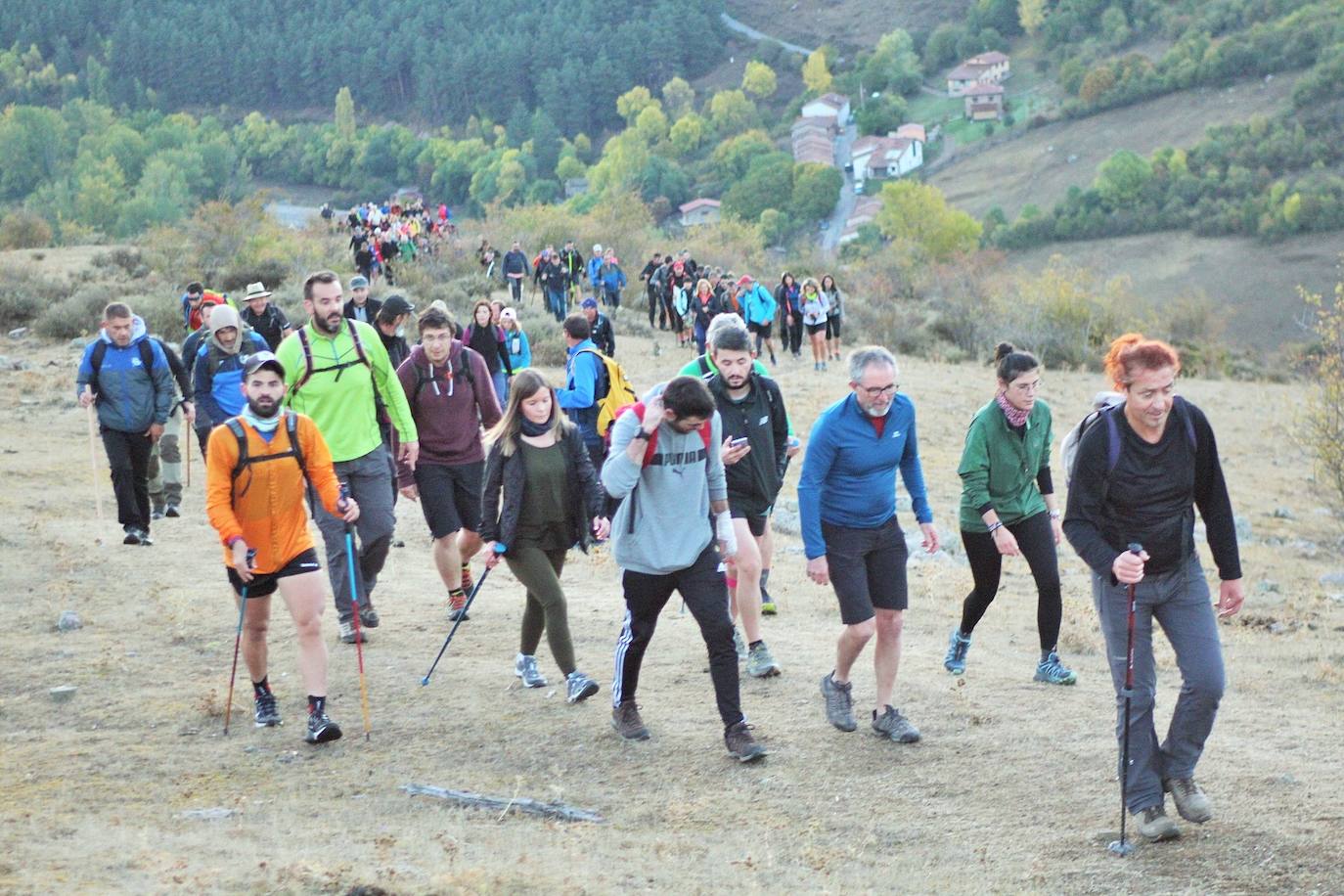 Fotos: Más de 300 senderistas recorren la Sierra de Cebollera