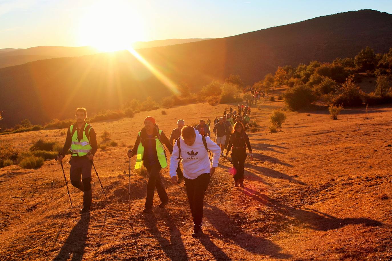 Fotos: Más de 300 senderistas recorren la Sierra de Cebollera