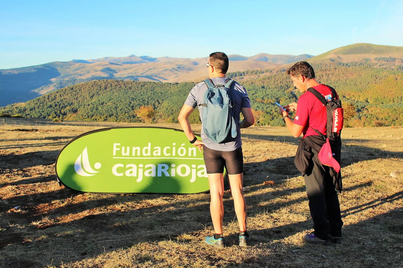 Fotos: Más de 300 senderistas recorren la Sierra de Cebollera