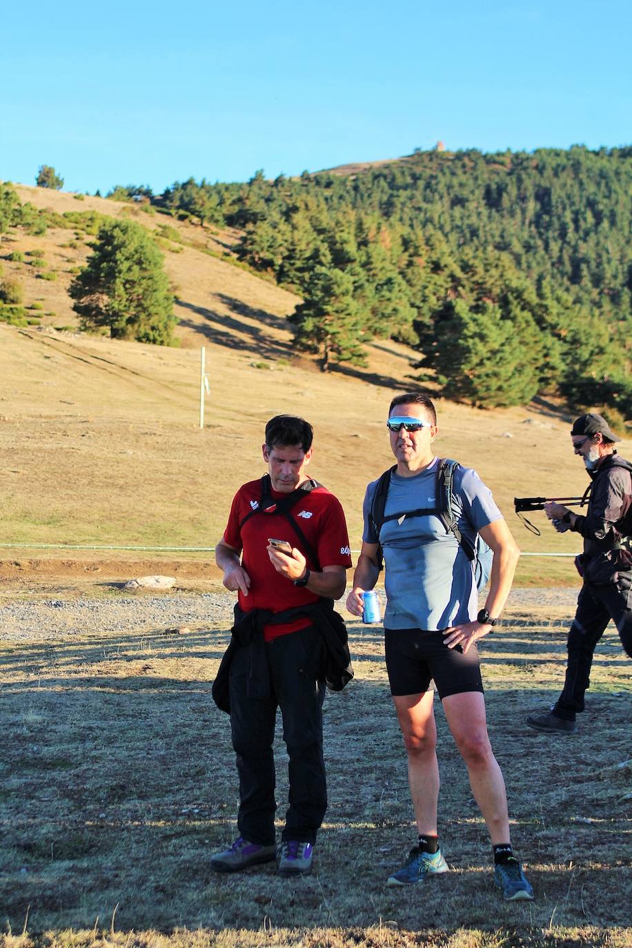 Fotos: Más de 300 senderistas recorren la Sierra de Cebollera