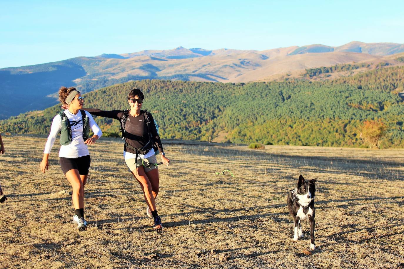 Fotos: Más de 300 senderistas recorren la Sierra de Cebollera