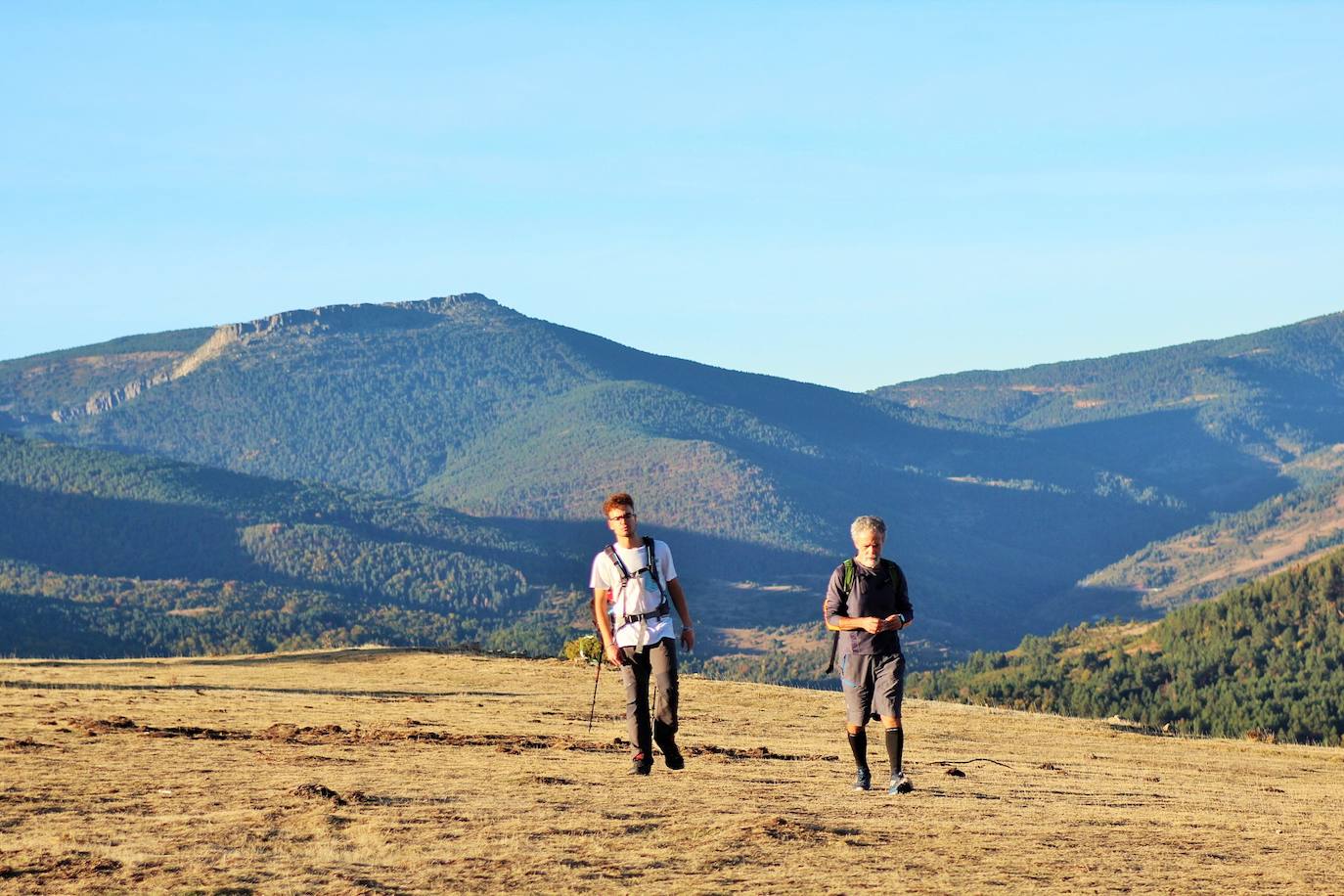 Fotos: Más de 300 senderistas recorren la Sierra de Cebollera