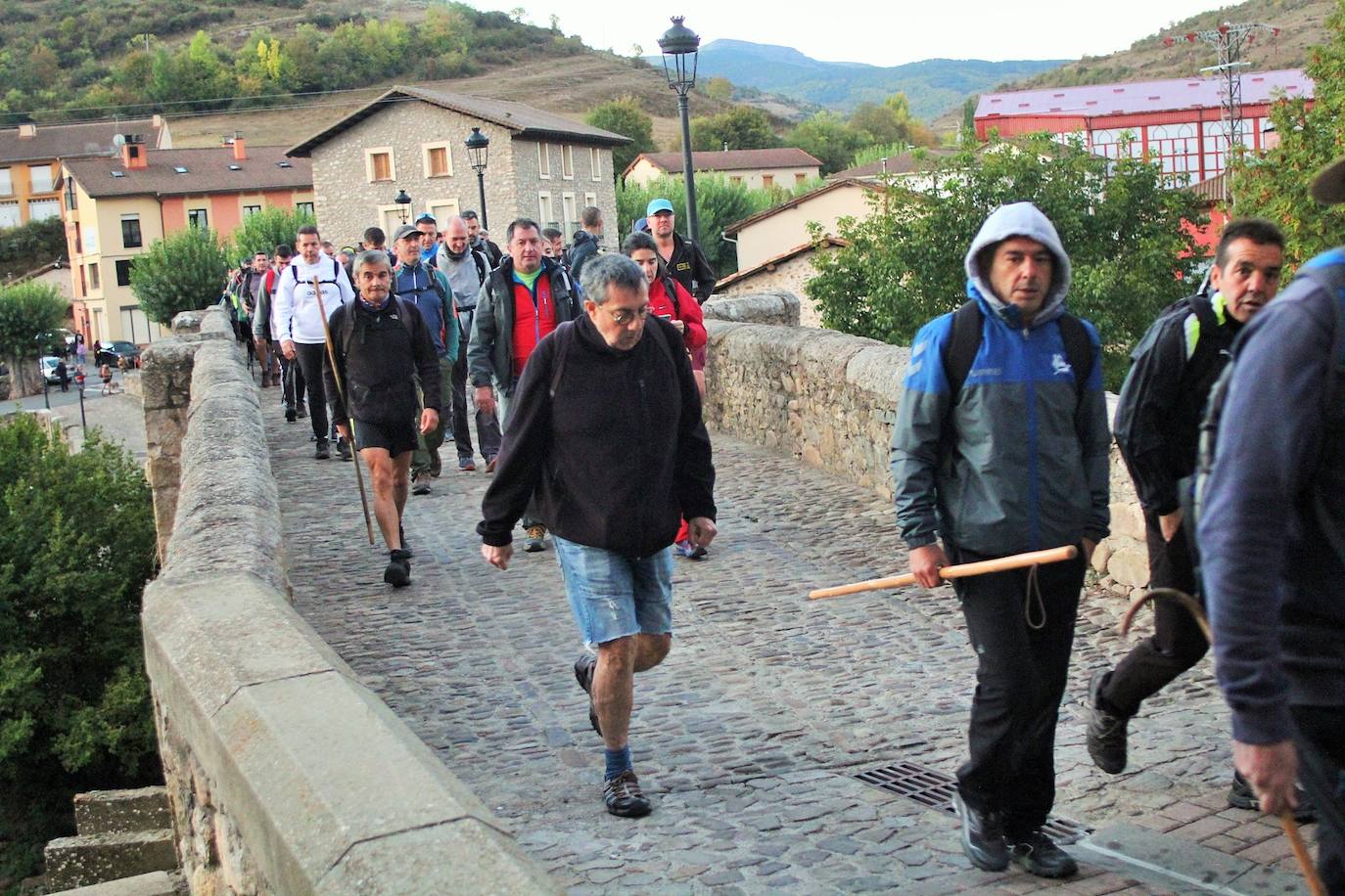 Fotos: Más de 300 senderistas recorren la Sierra de Cebollera