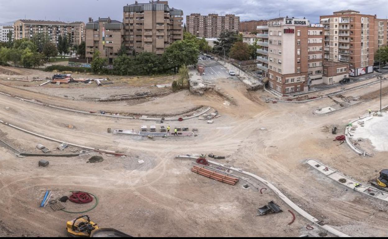 Panorámica de las obras, con las calles ya perfiladas a la espera del asfalto que permita circular por la 'T' que conecta Vara de Rey con Duques de Nájera y Miguel Delibes. 