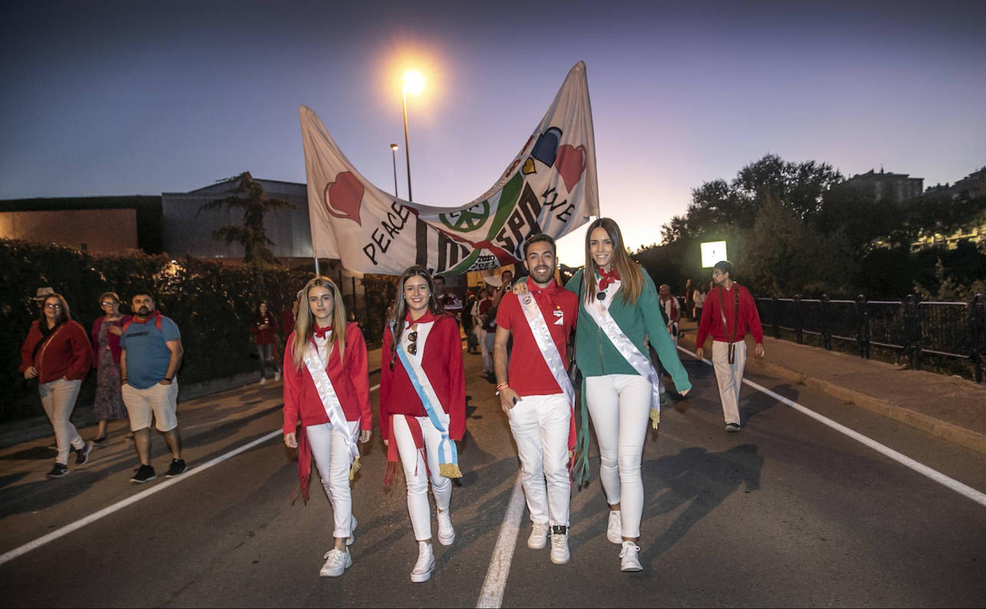 Las peñas se unieron a la salida de la novillada para entonar el 'Pobre de mí' que cerró las fiestas.