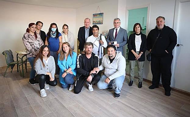 Alumnos y profesoras, con el director gerente de la Asociación de Promoción Gitana, Enrique Jiménez, y el consejero Lacalzada y su equipo.