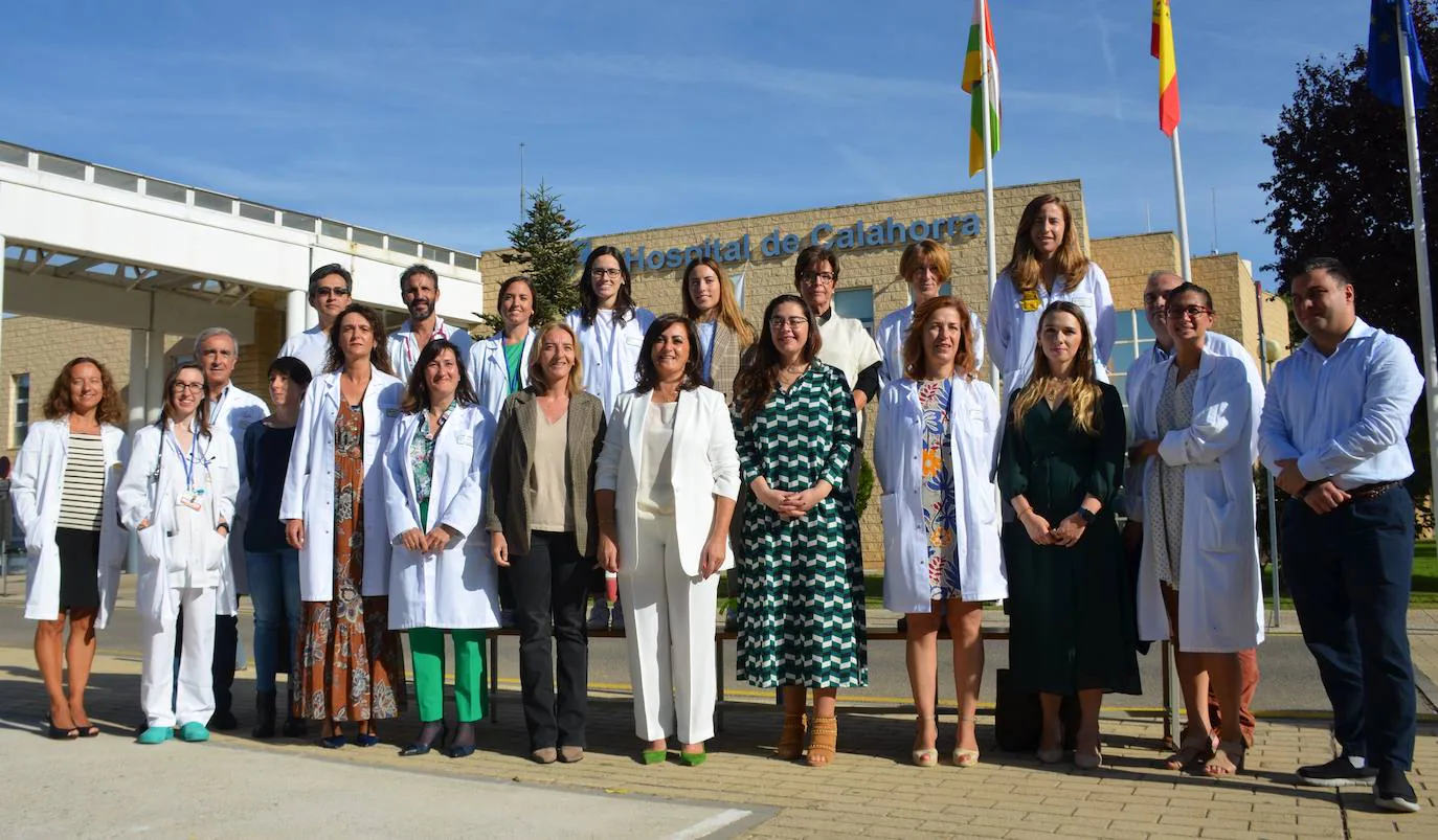 Andreu posa con los quince médicos incorporados al Hospital de Calahorra.