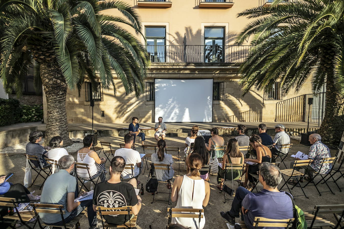 Actividad cultural en el patio del COAR. 