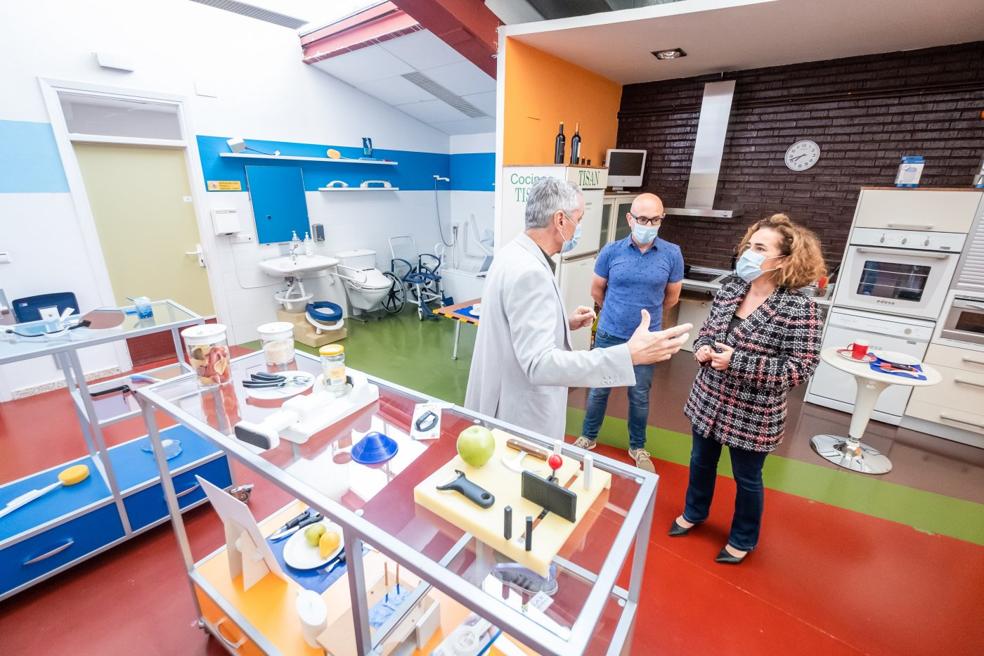 El responsable de CEAPAT muestra las instalaciones, dentro del CRMF de Lardero, a José Ignacio Macías y Beatriz Arraiz. 