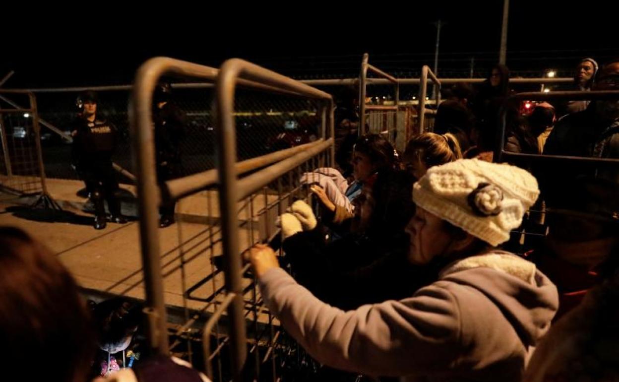 Familiares de los presos esperan noticias en los accesos al centro penitenciario. 