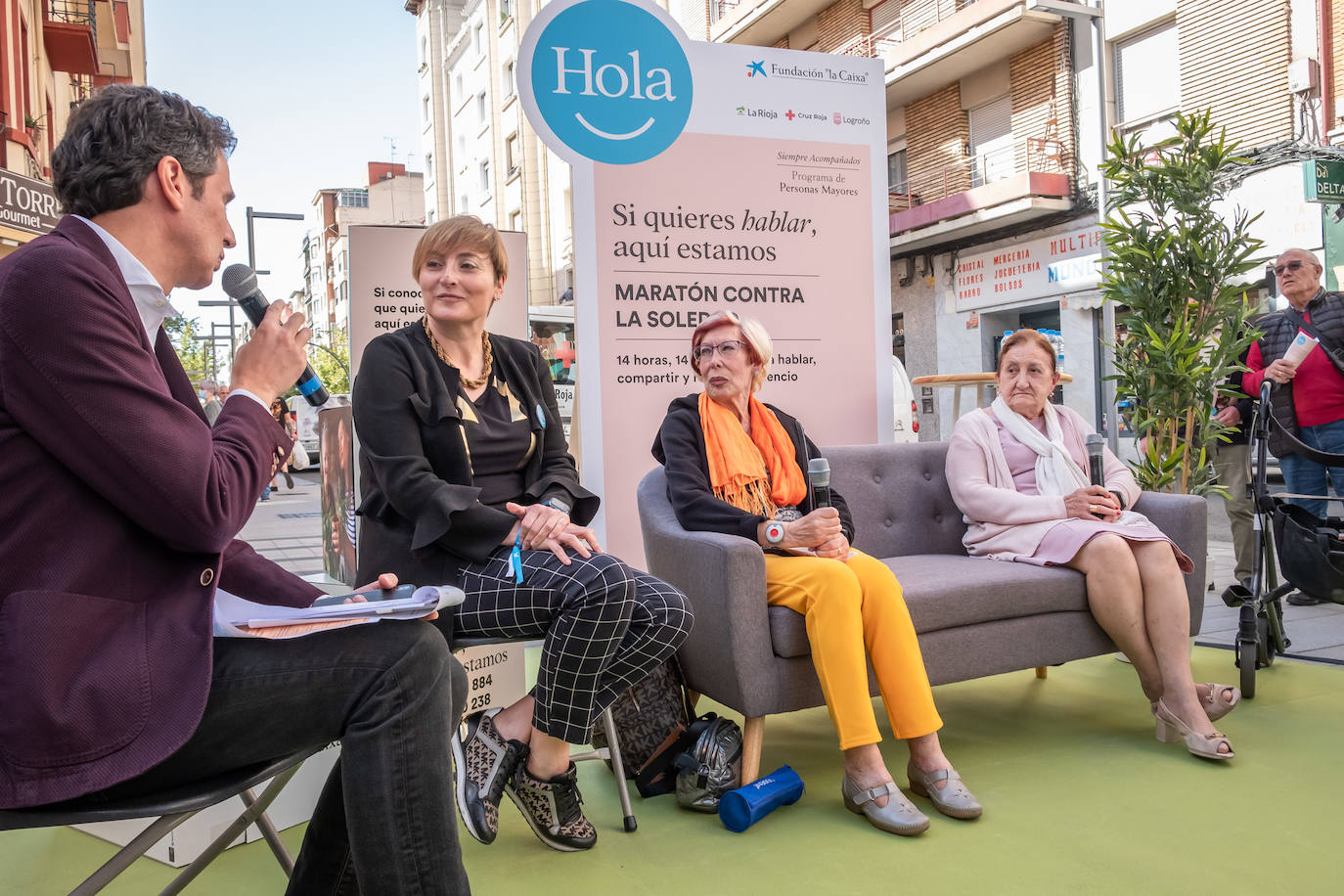 Tertulia, en el sofá para ello, con María Escudero a la derecha. 