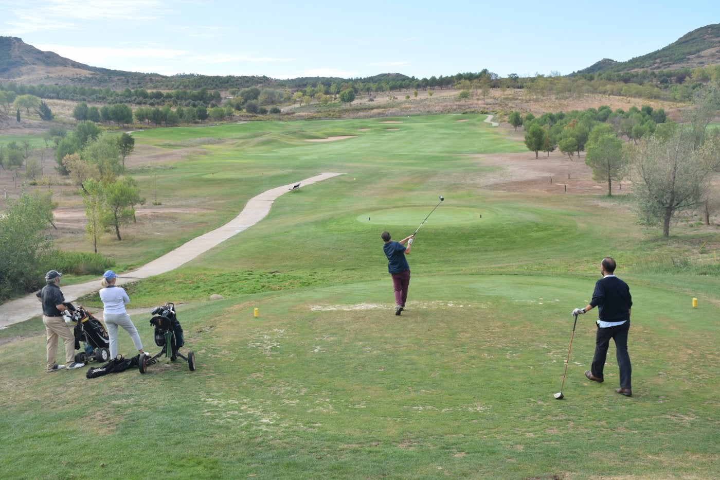 Guzmán Zulueta Piastra golpea una bola ante la atenta mirada de otros tres golfistas en el Campo de Logroño durante la jornada del pasado sábado. 