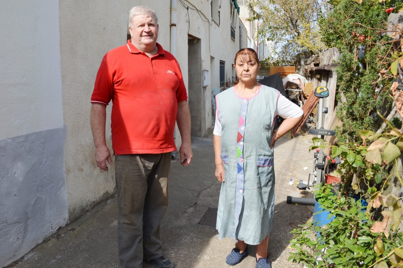 César Quintanilla y María Cruz Jiménez, vecinos de la calle Pedro Lepe, delante de sus casas. 