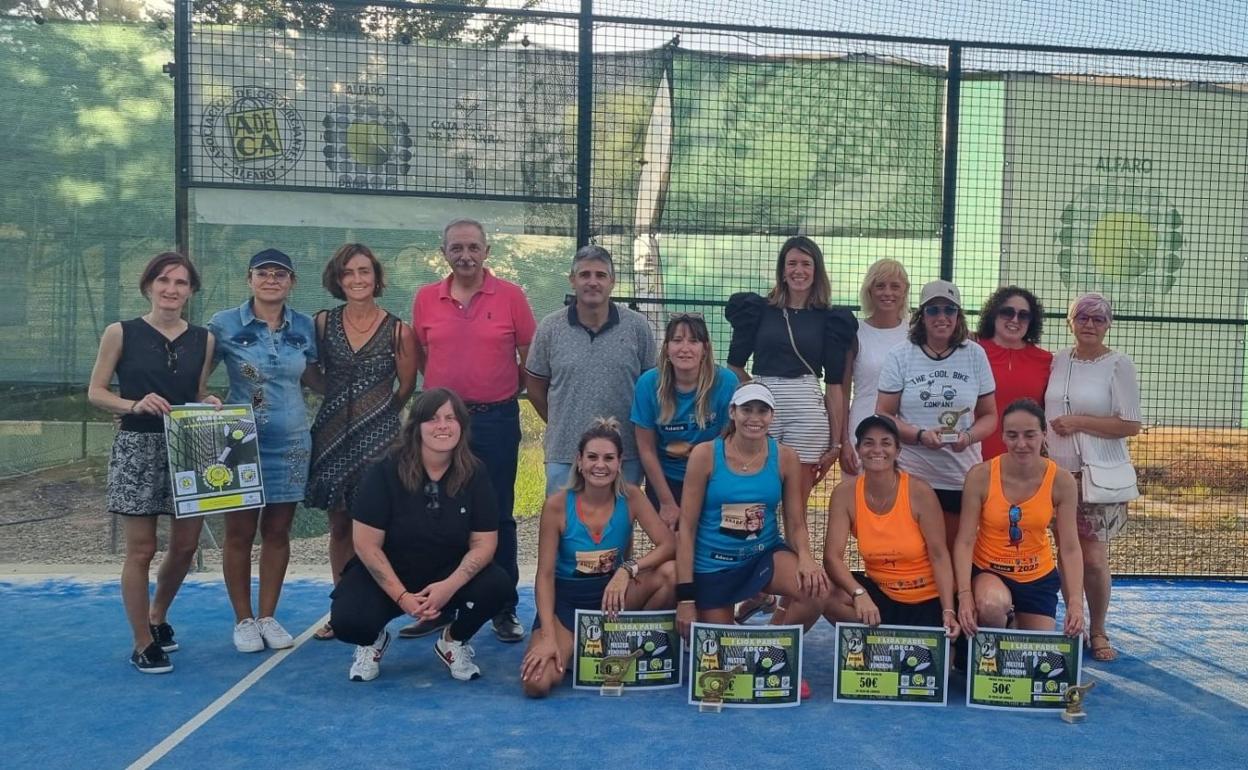 La liga reunió a veinte equipos femeninos (en la foto, las finalistas) y veinticuatro masculinos. 