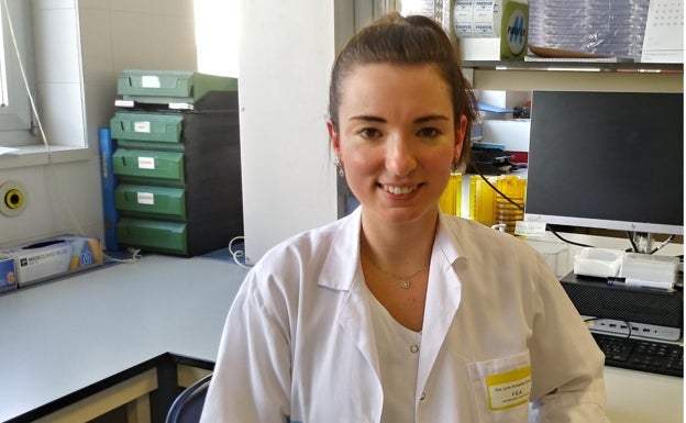 Leire Fernandez Ciriza, en el laboratorio de Microbiología del hospital San Pedro. 