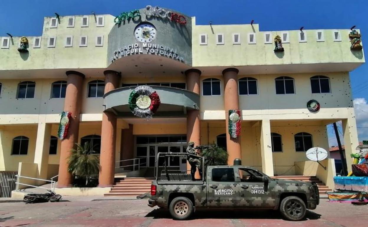 Miembros del Ejército mexicano vigilan el Palacio Municipal de San Miguel Totolapa.