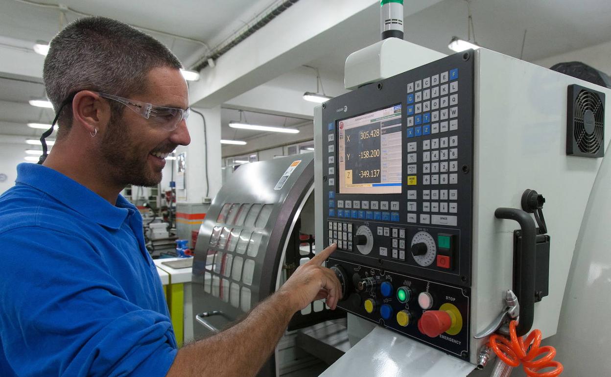 Un instante de una clase de FP Dual en Los Boscos. 