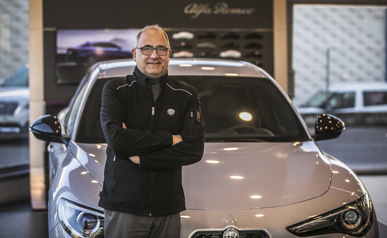 Javier Eseverri, jefe de ventas, en el concesionario Vian Automobile.