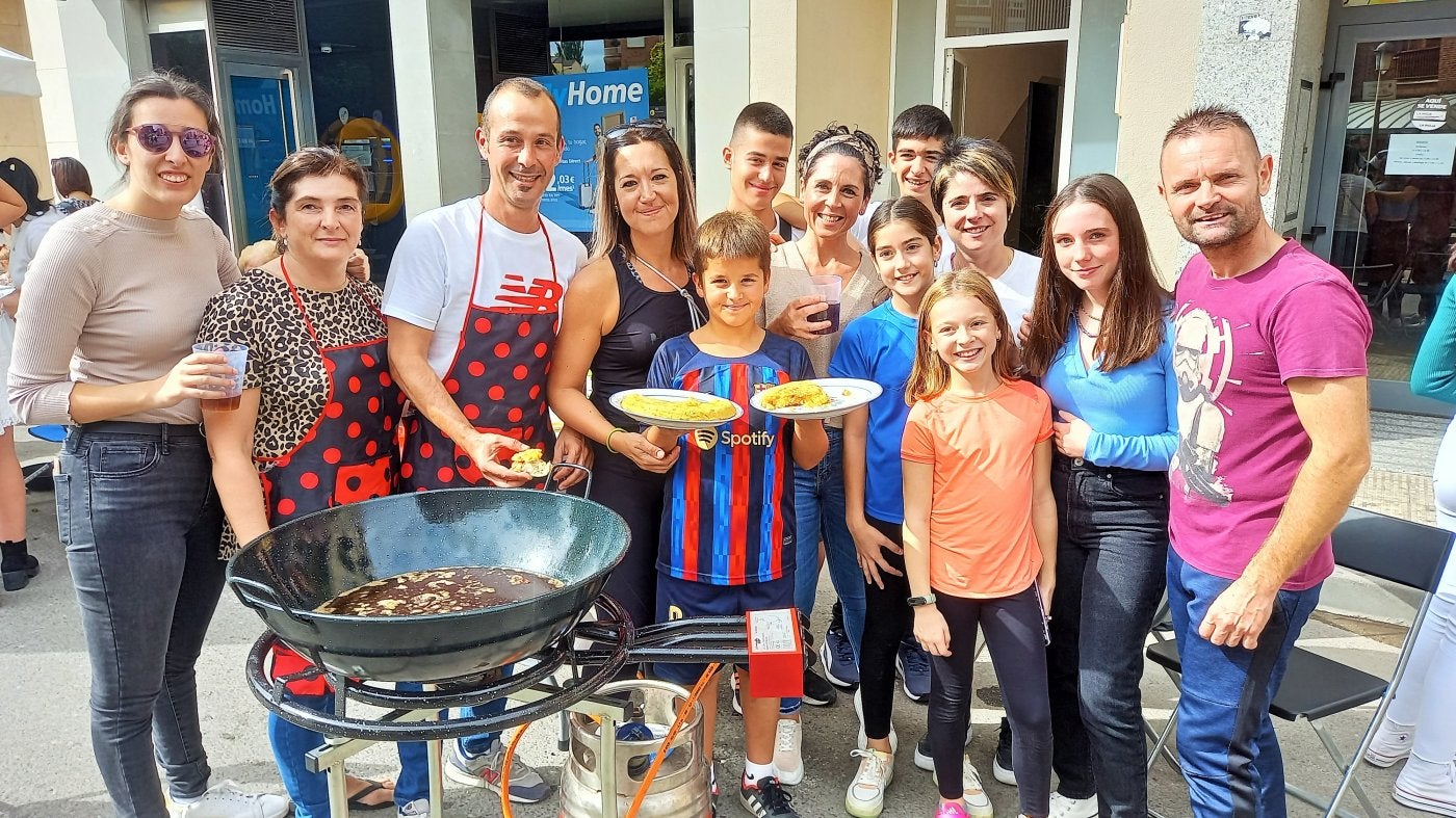 La cuadrilla de Estrella Vallejo, ganadora del II Concurso de Tortillas de Patatas de Lardero. 