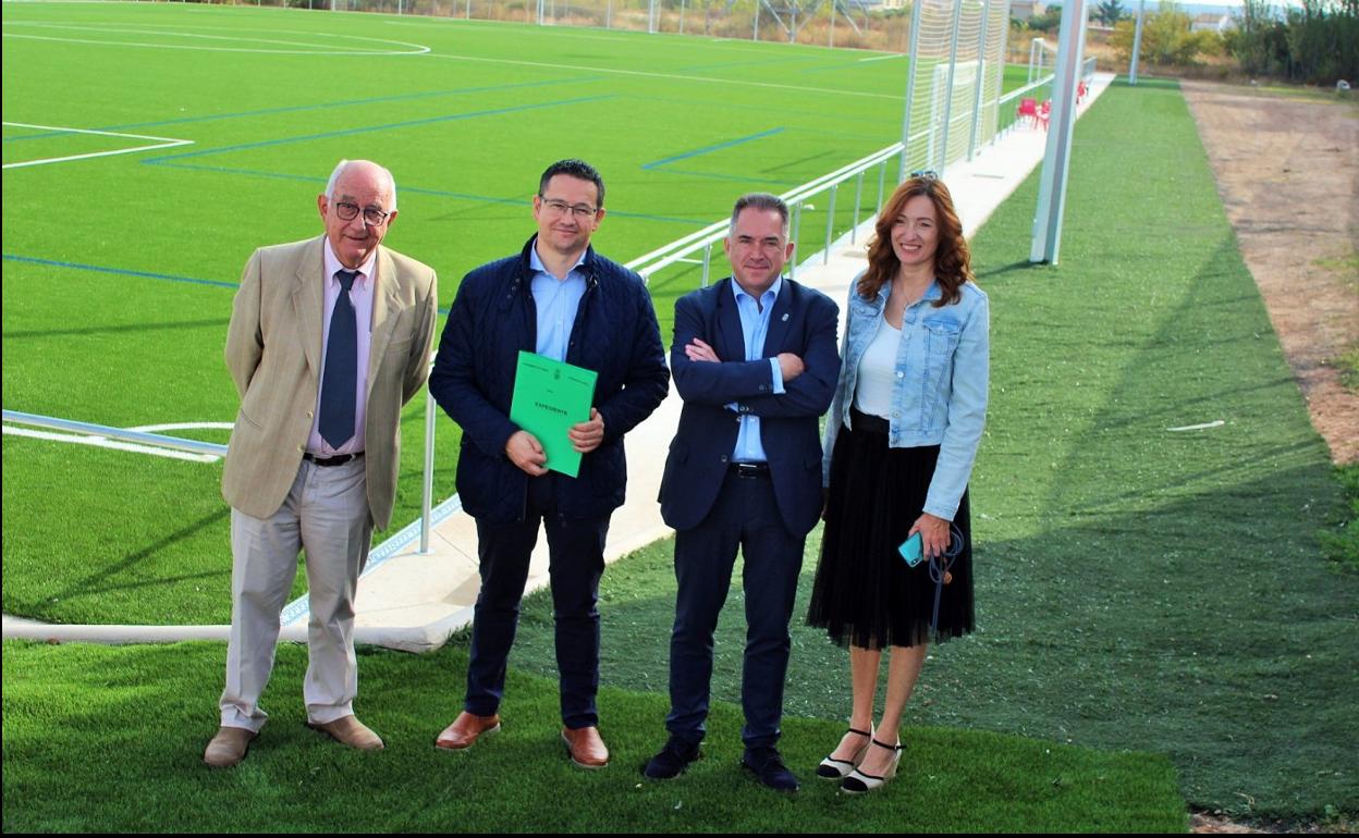 Uruñuela, Vallejo, Madorrán y Barceló posan en el campo de fútbol. 
