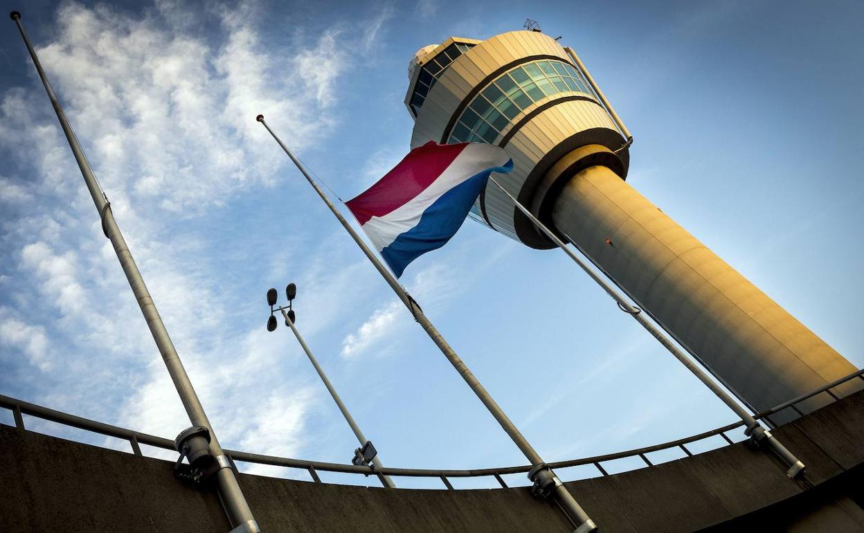 La bandera neerlandesa ondea en el aeorpuerto de Schiphol. 