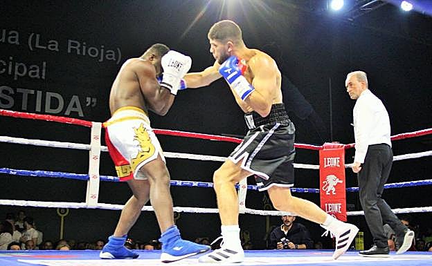 Un momento del combate. 