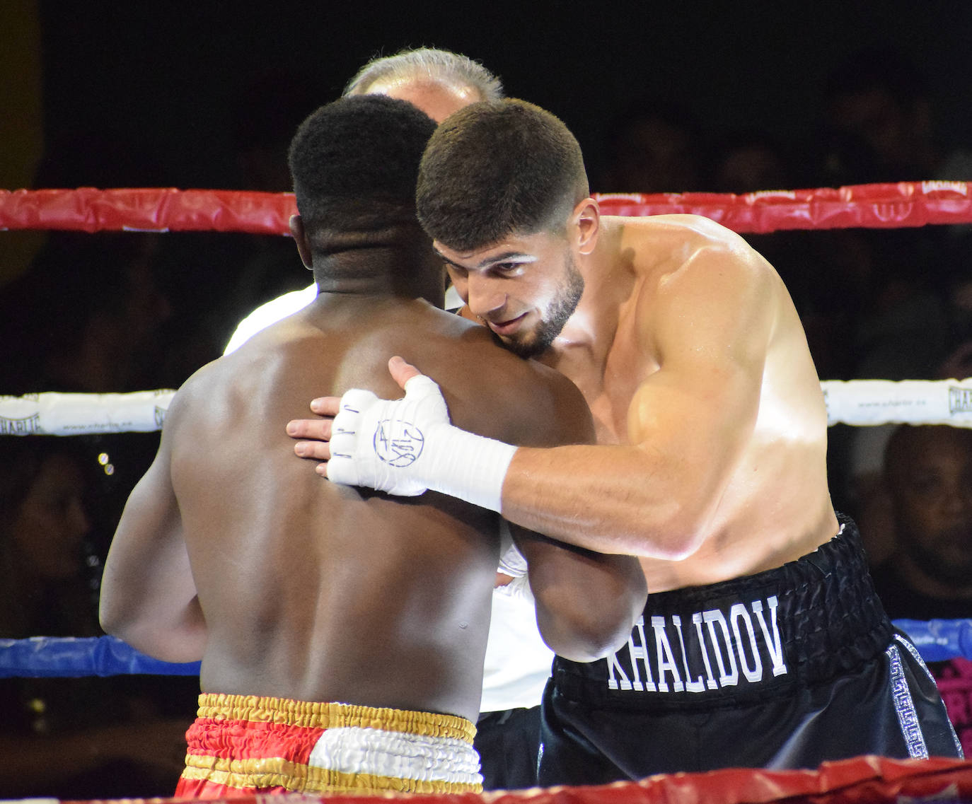 Fotos: Velada de boxeo en Villamediana: el riojano Gazi Khalidov gana su primer combate profesional