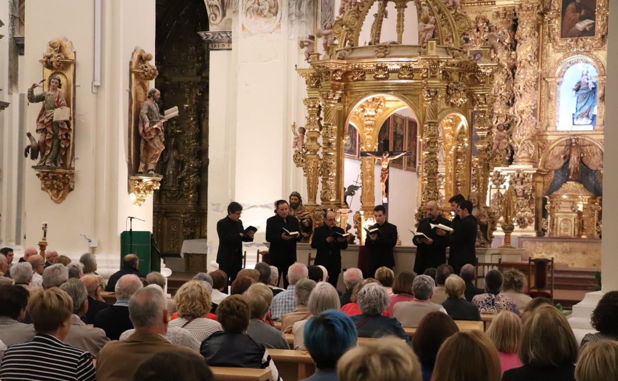 Los siete integrantes ante el público que llenó la Colegiata en un ambiente de recogimiento y paz. 