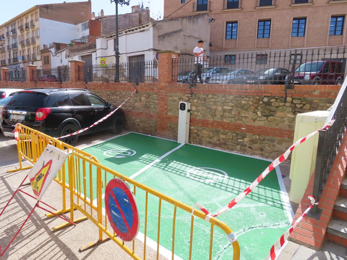 Los puntos de carga se ubican en la plaza Sáenz de Tejada (en la foto) y junto al centro de salud. 