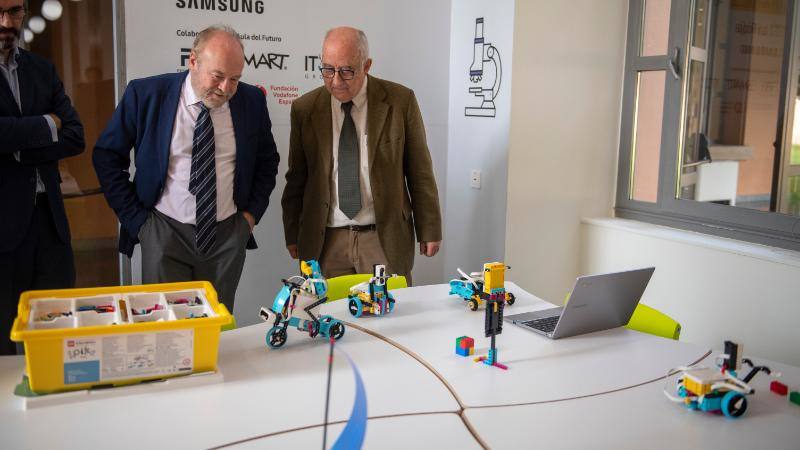 Bar y Uruñuela, durante su visita al 'Aula del futuro' ubicada en La Bene. 