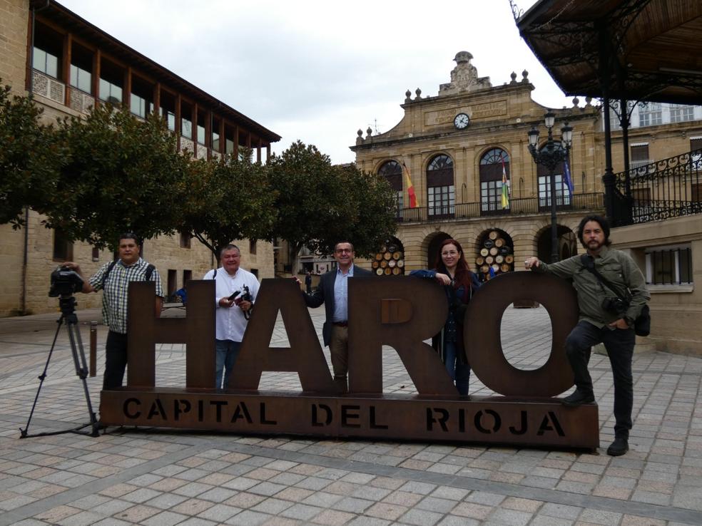 Los visitantes mexicanos posan junto al director general de Turismo, Ramiro Gil, en la plaza de Haro. 