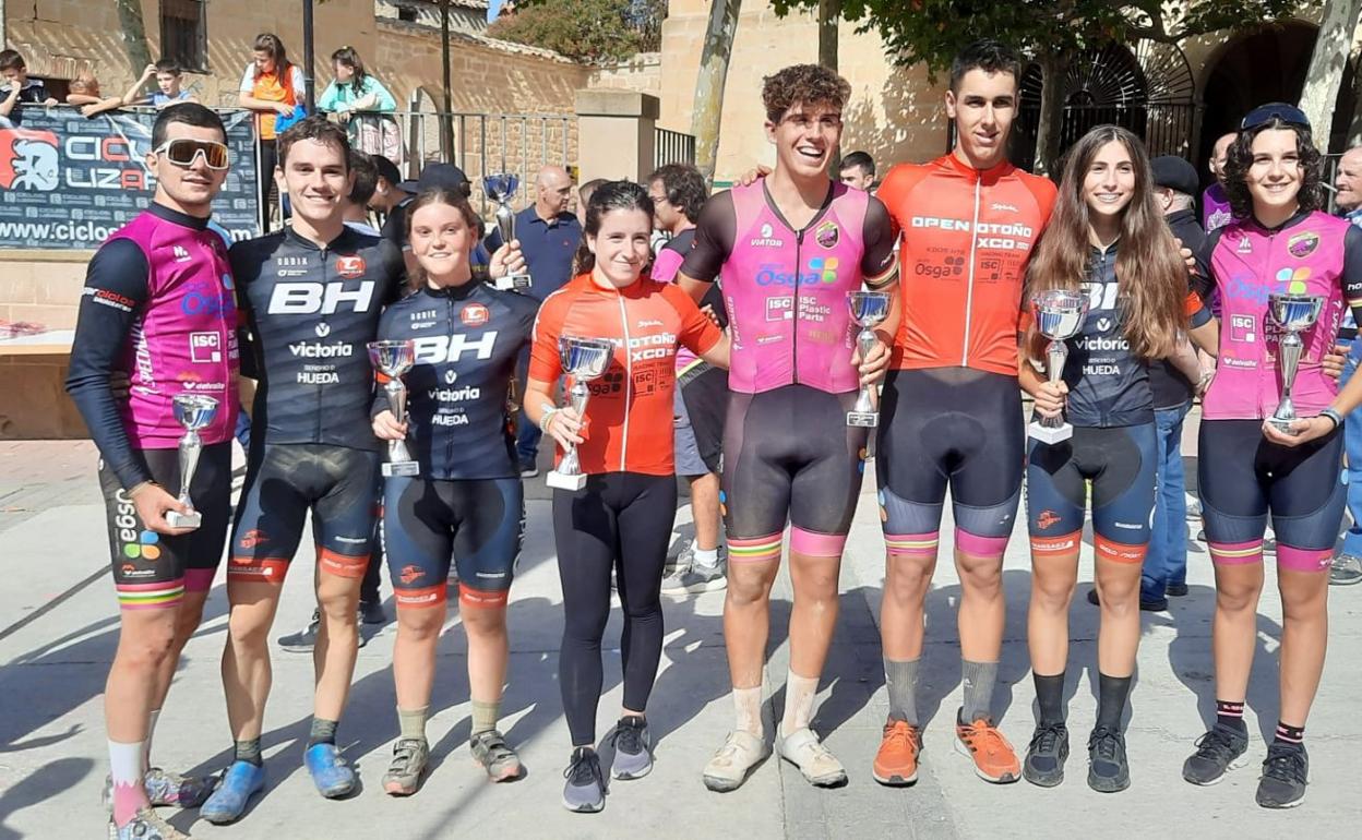 Los ocho corredores que lograron medalla en Oteiza el domingo. 