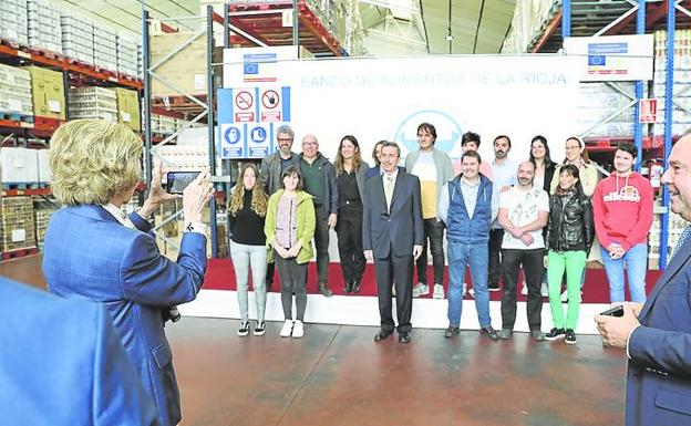 Imagen principal - La reina Sofía se vuelca con el Banco de Alimentos de La Rioja