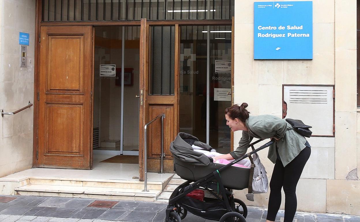 Entrada al centro de salud de Rodríguez Paterna, ayer, en la segunda semana sin consulta de Pediatría por la falta de profesionales. 